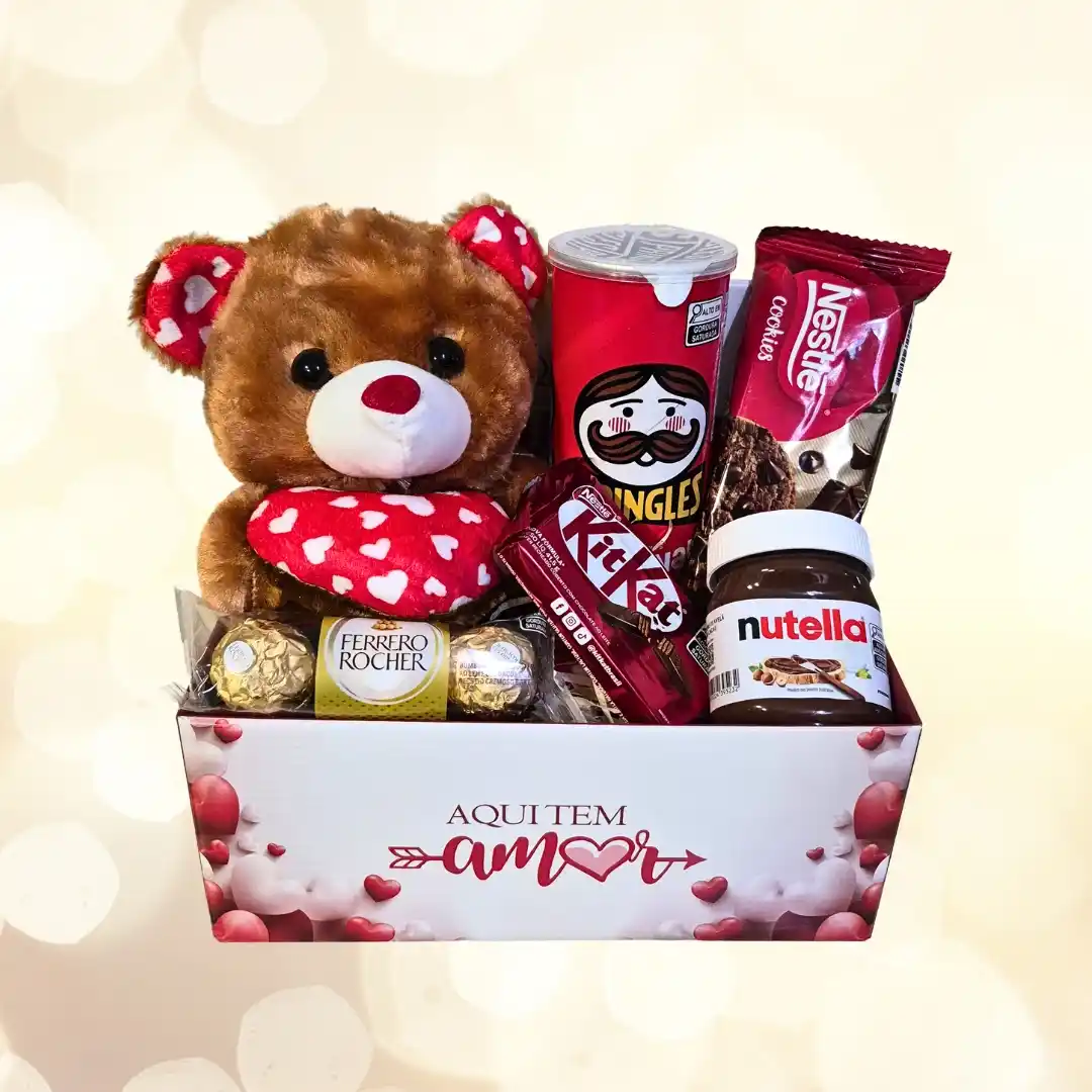 Cesta Amor Perfeito com urso de pelúcia, Ferrero Rocher, Pringles, cookies, Nutella e chocolates. Um presente romântico para surpreender quem você ama.