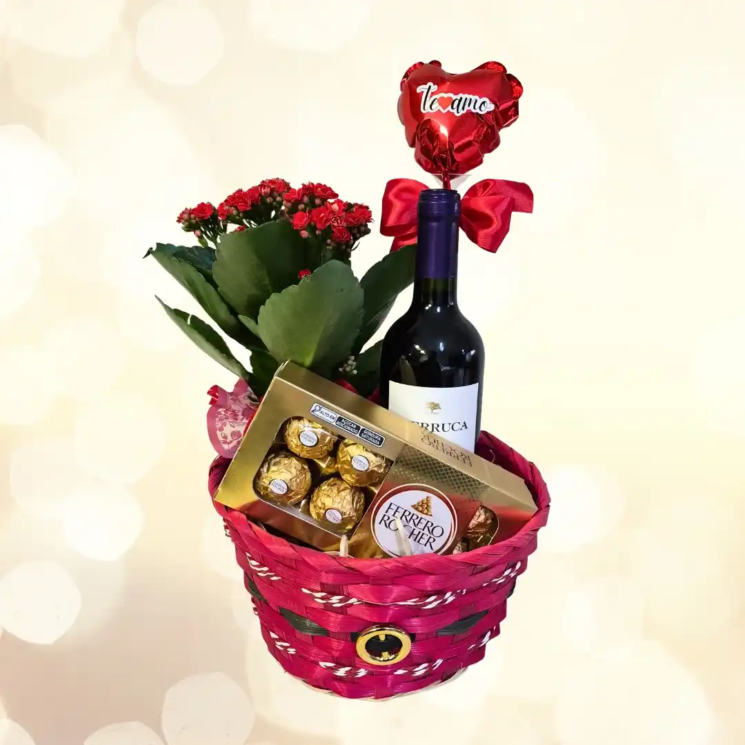 Cesta Carinho Especial com vinho ou espumante, flores, Ferrero Rocher e balão temático. Um presente elegante para surpreender no Dia dos Namorados.