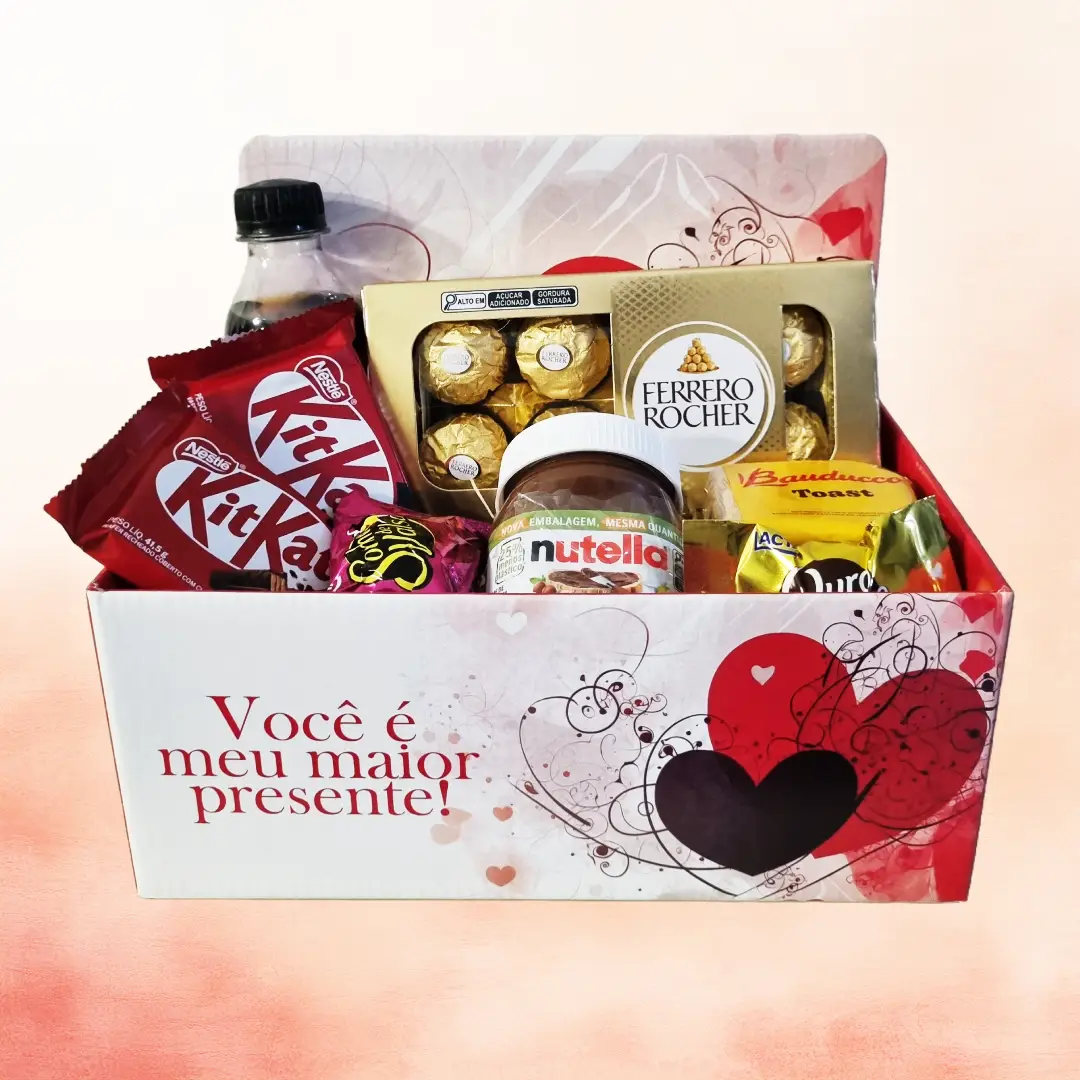 Cesta Delícias do Coração com Ferrero Rocher, Nutella, KitKat e diversas delícias para surpreender quem você ama.