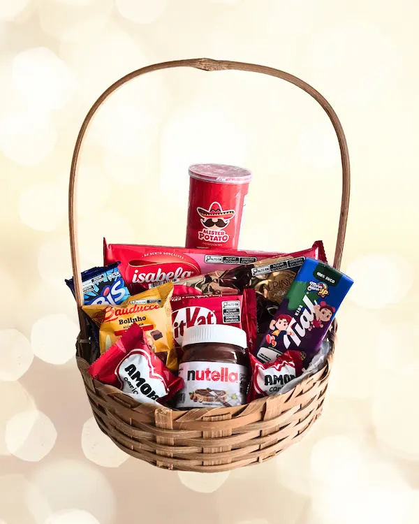 Cesta Doce Surpresa com chocolates, snacks e doces em Porto Alegre